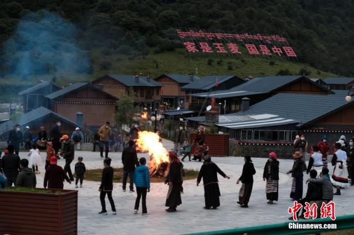 圖為8月5日，玉麥鄉(xiāng)民眾在鄉(xiāng)里跳鍋莊舞，從前的“三人鄉(xiāng)”熱鬧起來了。 <a target='_blank' ></p><p  align=