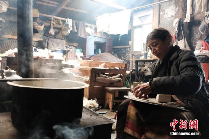 圖為8月6日，60歲的卓嘎在玉麥鄉(xiāng)牧場(chǎng)放牧點(diǎn)制作奶渣。 <a target='_blank' ></p><p  align=