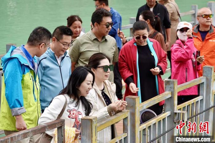 全國(guó)新的社會(huì)階層人士服務(wù)團(tuán)考察林芝巴河鎮(zhèn)生態(tài)保護(hù)項(xiàng)目。　尼瑪?shù)┰龉﹫D