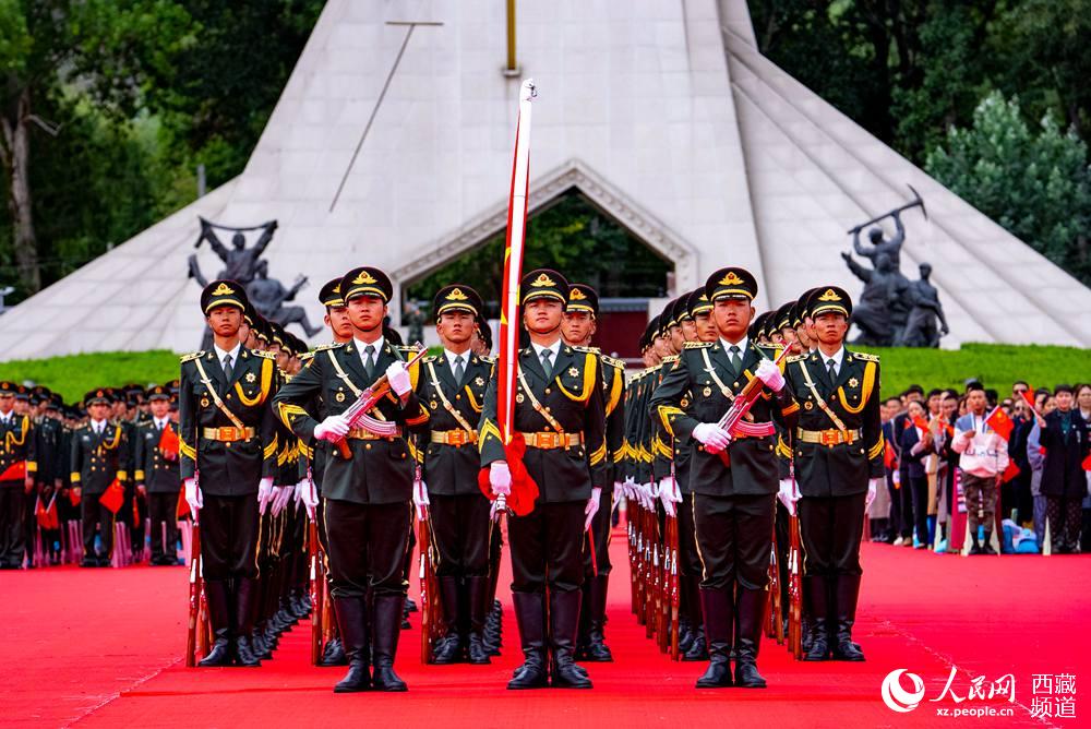 8月19日10時，慶祝西藏和平解放70周年大會在拉薩市布達拉宮廣場隆重舉行。這是大會舉行升旗儀式。徐馭堯 攝