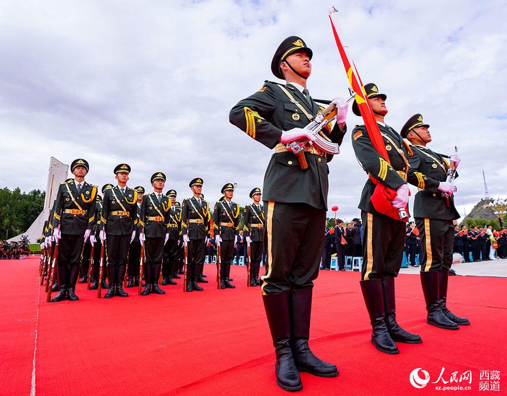 8月19日10時，慶祝西藏和平解放70周年大會在拉薩市布達拉宮廣場隆重舉行。這是大會舉行升旗儀式。徐馭堯 攝