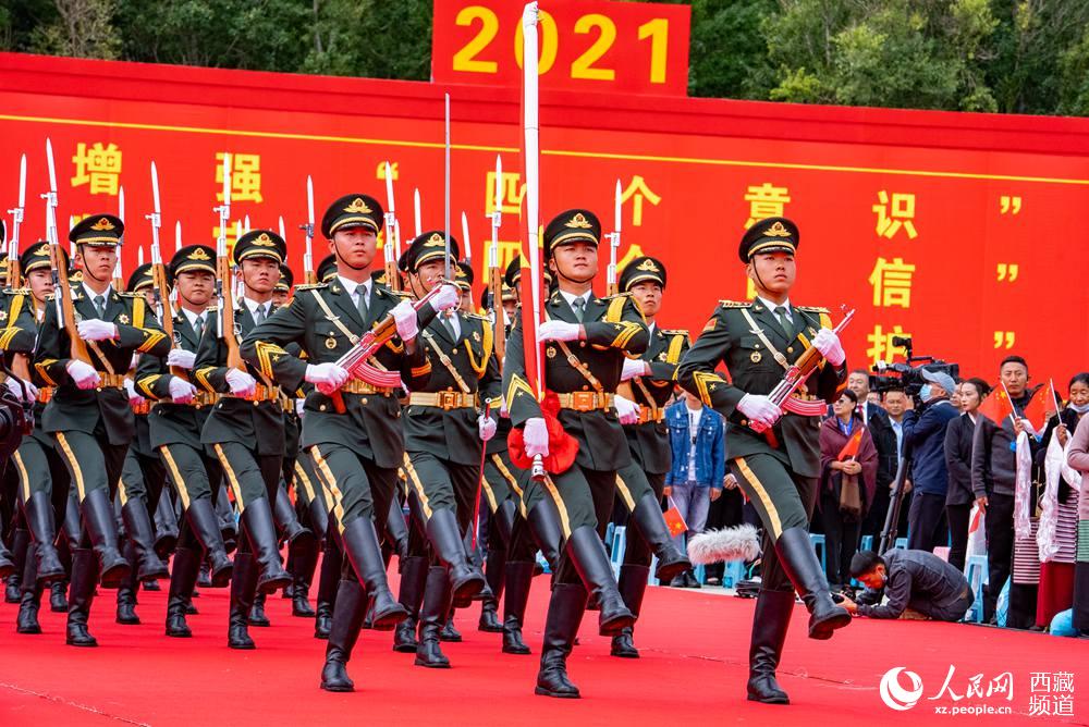 8月19日10時，慶祝西藏和平解放70周年大會在拉薩市布達拉宮廣場隆重舉行。這是大會舉行升旗儀式。徐馭堯 攝