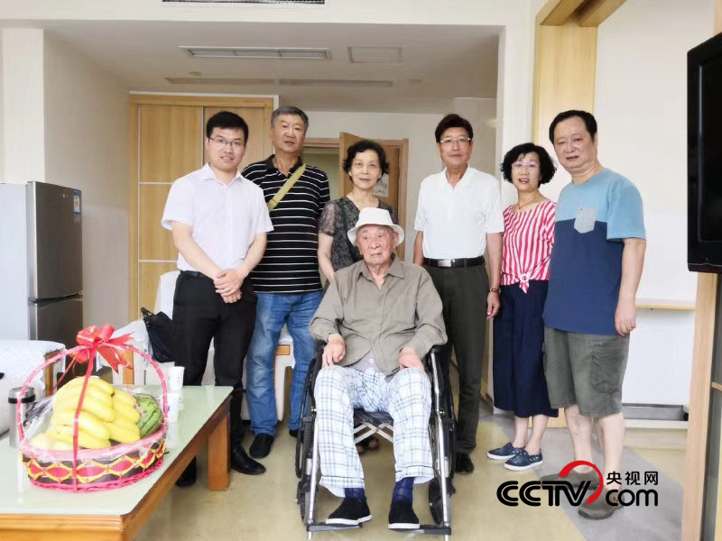 (張慶沖和老戰(zhàn)士代毅新及其后代 受訪者供圖)