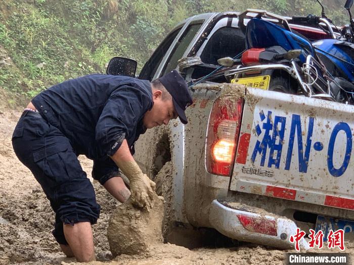 西藏移民管理警察:險情當(dāng)前沖鋒在前