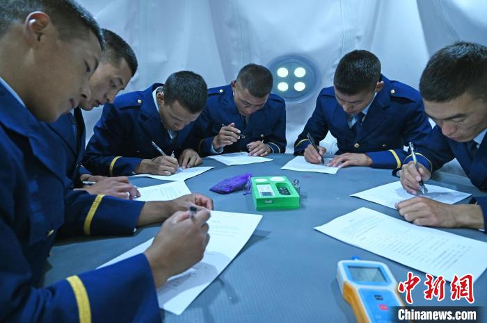 圖為消防員在高壓氧艙內(nèi)填寫(xiě)問(wèn)卷。　趙朗 攝