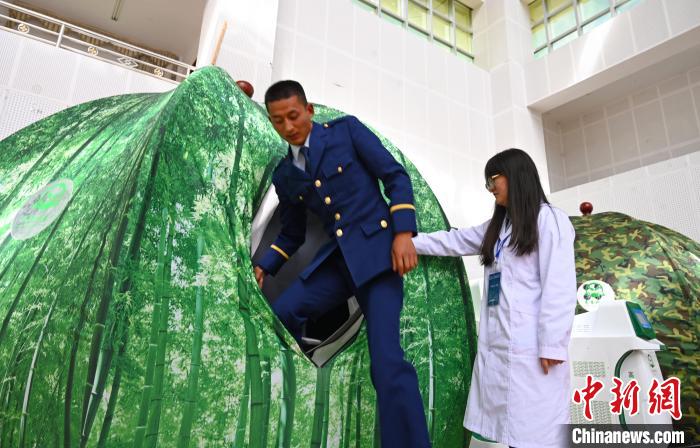 圖為參與完測(cè)試，消防員走出高壓氧倉(cāng)?！≮w朗 攝