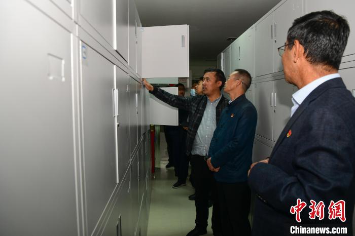 圖為參加西藏三大重點文物保護維修工程檔案移交進館儀式人員參觀拉薩市檔案館?！∝暩聛硭?攝