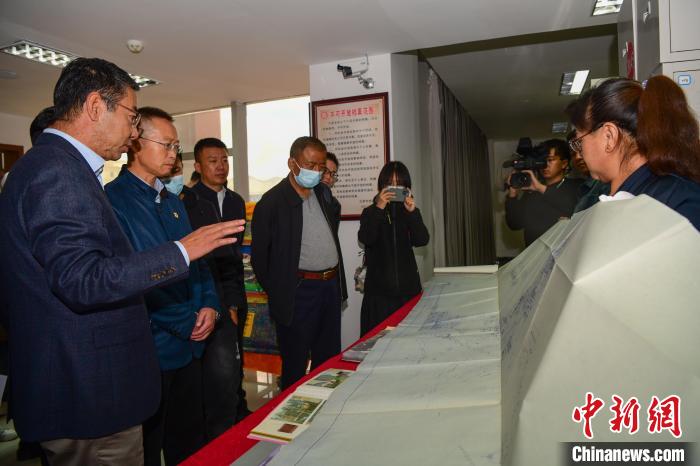 圖為參加西藏三大重點文物保護維修工程檔案移交進館儀式人員參觀布達拉宮手繪圖紙?！∝暩聛硭?攝