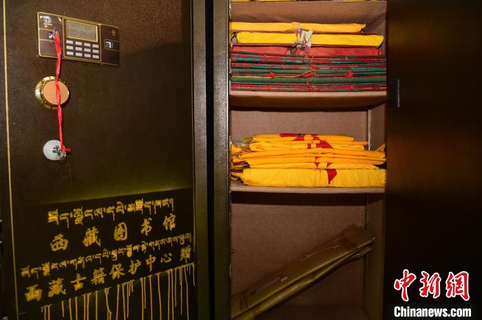 圖為拉薩市檔案館里收藏的藏文古籍。　貢嘎來松 攝