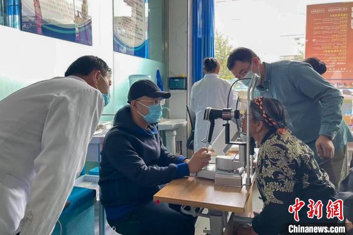 圖為9月10日，專家在日喀則藏康醫(yī)院開展義診活動?！×貉喷?攝