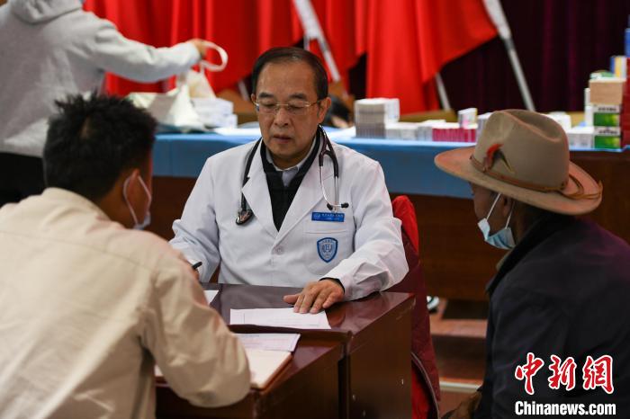 北京大學(xué)人民醫(yī)院心臟中心副主任、博士生導(dǎo)師王偉民為農(nóng)牧民問(wèn)診?！〗w波 攝