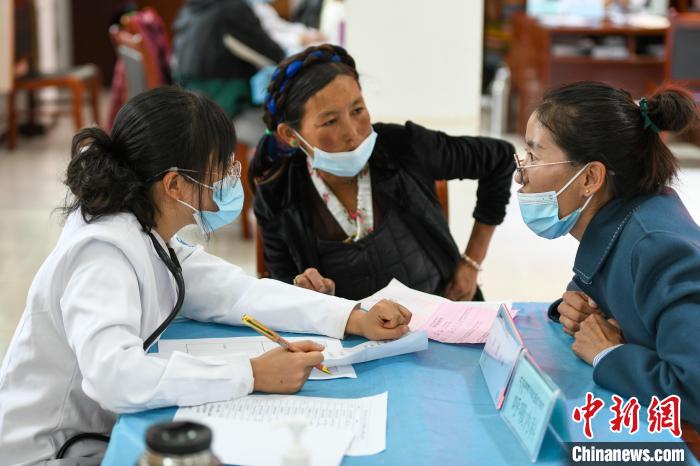 因不少農(nóng)牧民不會(huì)普通話，義診活動(dòng)現(xiàn)場(chǎng)，鄉(xiāng)政府為每位醫(yī)生配了一名翻譯?！〗w波 攝