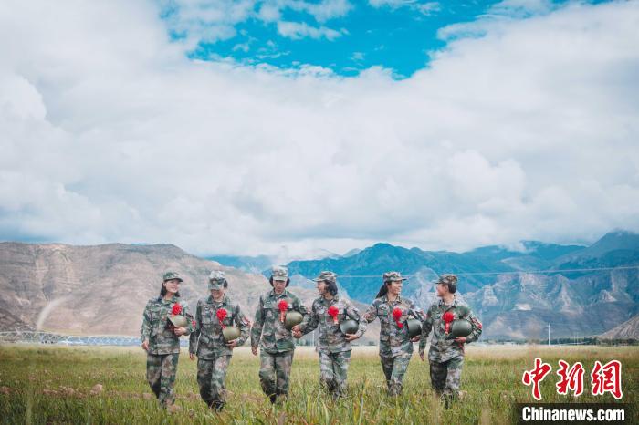 圖為身戴“首跳光榮”大紅花的女兵。　王述東 攝