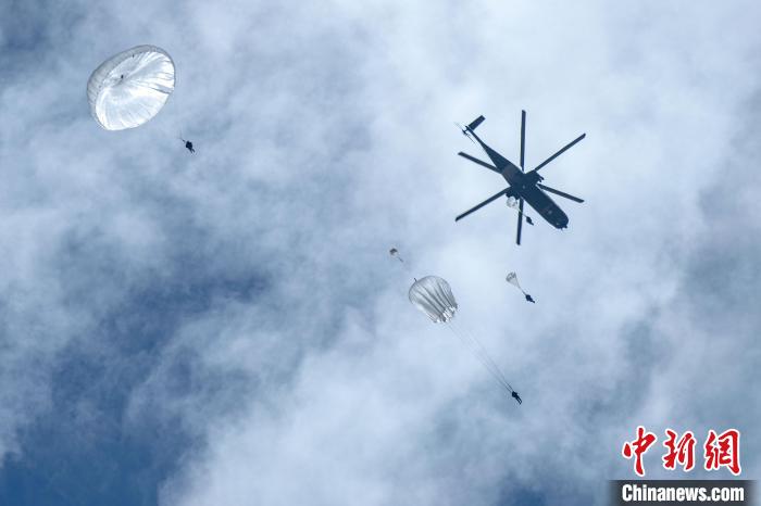 圖為傘降女兵在空中開傘?！⊥跏鰱| 攝