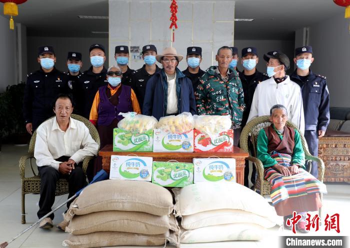 西藏普蘭邊檢民警:讓孤寡老人迎來(lái)有“兒女”陪伴的溫馨重陽(yáng)節(jié)