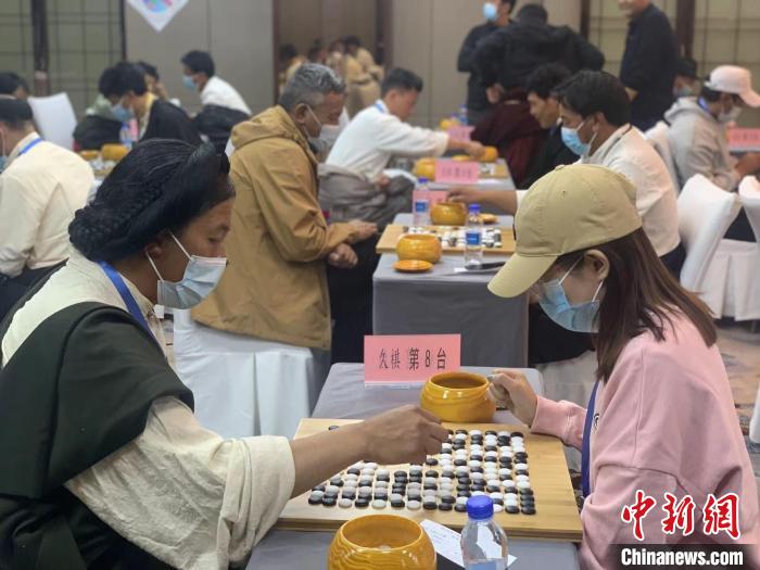 圖為參賽選手正在進(jìn)行藏棋對弈。　謝牧 攝