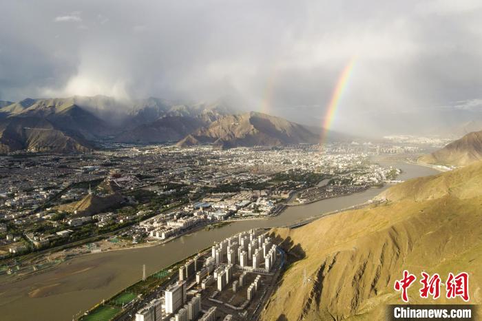圖為海拔3600多米的高原城市拉薩迎來(lái)雨后彩虹。(資料圖) 江飛波 攝
