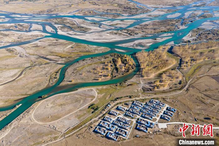 圖為10月16日，航拍高原河流拉薩河辮狀水系和河畔村莊，一派和諧景象?！〗w波 攝