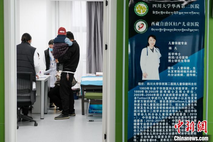 圖為四川大學(xué)華西第二醫(yī)院專(zhuān)家接診?！〗w波 攝