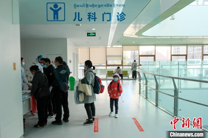 圖為兒科義診接診現(xiàn)場(chǎng)?！〗w波 攝