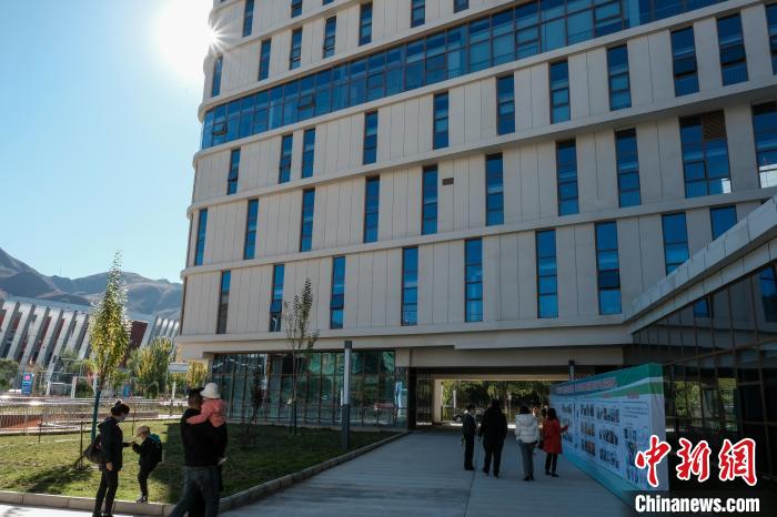 因疫情防控需要，此次義診活動(dòng)進(jìn)行了人數(shù)限定。圖為西藏民眾帶著孩子到醫(yī)院就診?！〗w波 攝