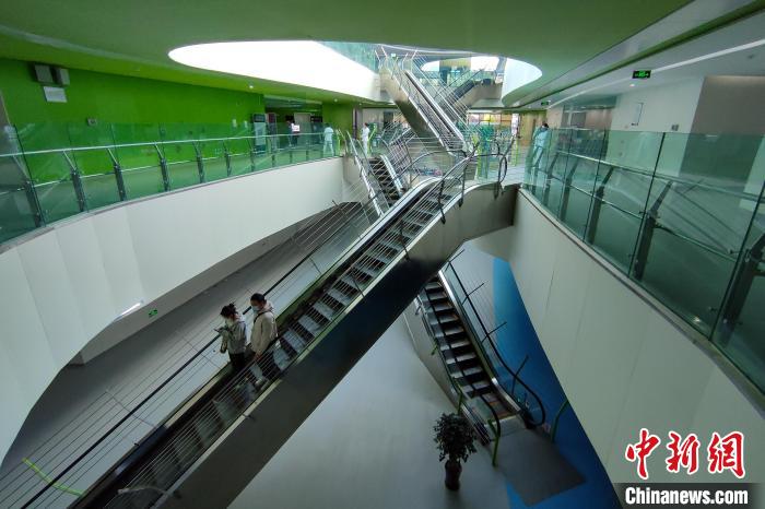 圖為西藏自治區(qū)婦產(chǎn)兒童醫(yī)院內(nèi)景?！〗w波 攝