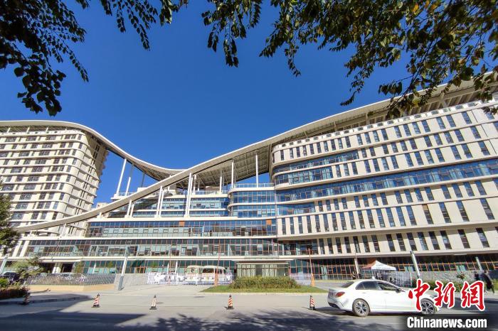 圖為西藏自治區(qū)婦產(chǎn)兒童醫(yī)院，該院填補(bǔ)了西藏沒(méi)有省級(jí)兒童醫(yī)院(婦幼保健院)的空白?！〗w波 攝