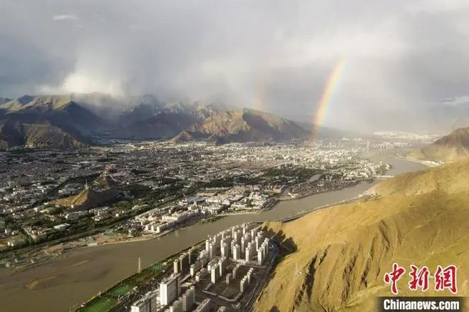 資料圖：海拔3600多米的高原城市拉薩迎來雨后彩虹。江飛波 攝