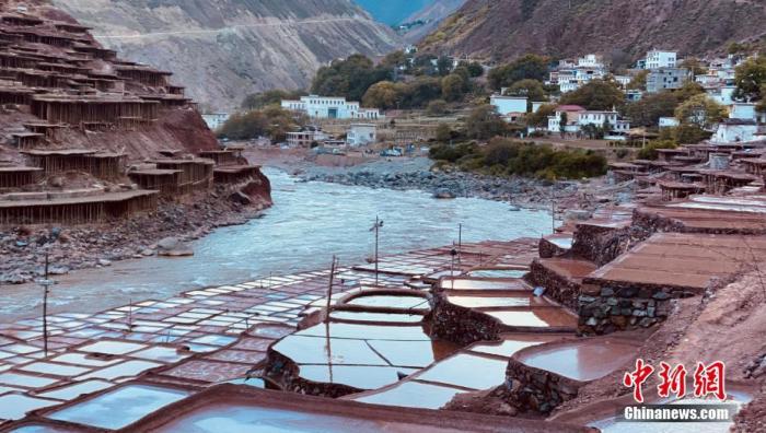 資料圖為芒康千年古鹽田。 <a target='_blank' ><p  align=