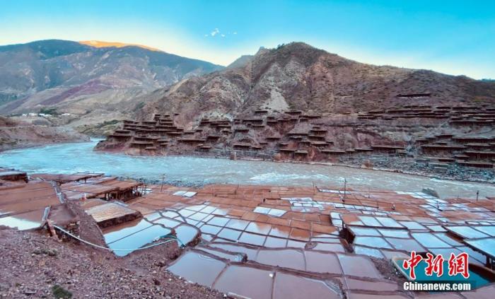 資料圖為芒康千年古鹽田。 <a target='_blank' ><p  align=