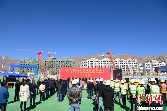圖為人大附中拉薩學(xué)校開工奠基儀式現(xiàn)場。　貢嘎來松 攝