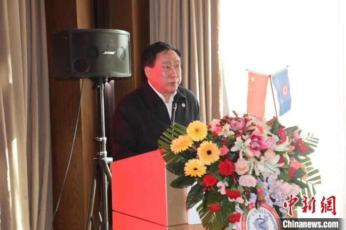 圖為中國非公立醫(yī)療機(jī)構(gòu)協(xié)會常務(wù)副會長兼秘書長郝德明致辭?！№n相澤 攝