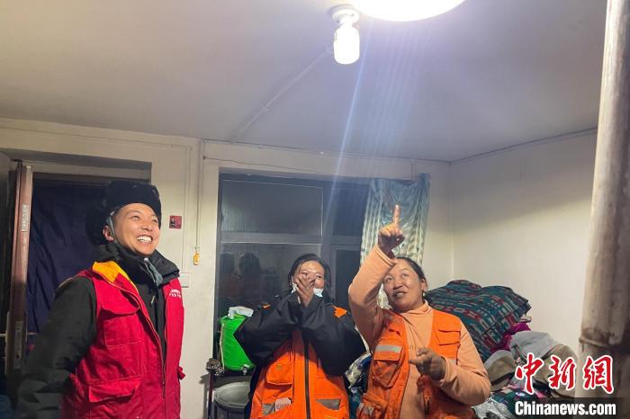 青藏公路109道班接入大網(wǎng)電?！?閆昱翰 　攝