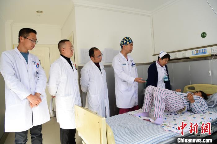 圖為何蔚副主任醫(yī)師(站右二)及團(tuán)隊術(shù)后指導(dǎo)患者進(jìn)行腰背肌鍛煉?！∝暩聛硭?攝