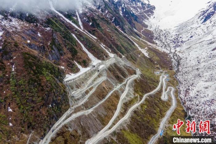 圖為嘎隆拉隧道南段，穿過該隧道后便正式進入了墨脫縣范圍。