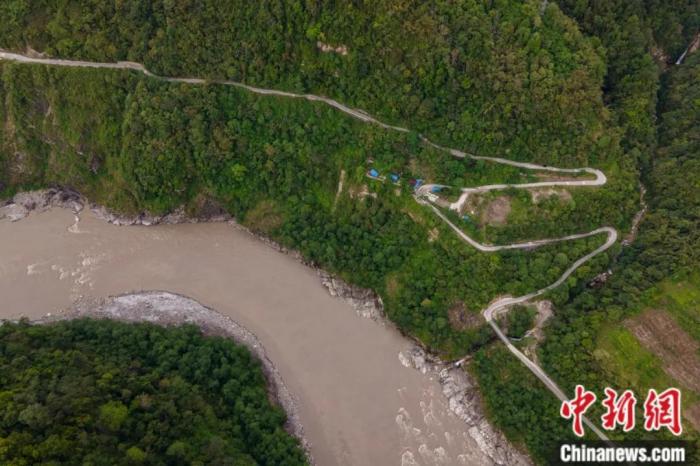 雅魯藏布江一側(cè)的墨脫公路。