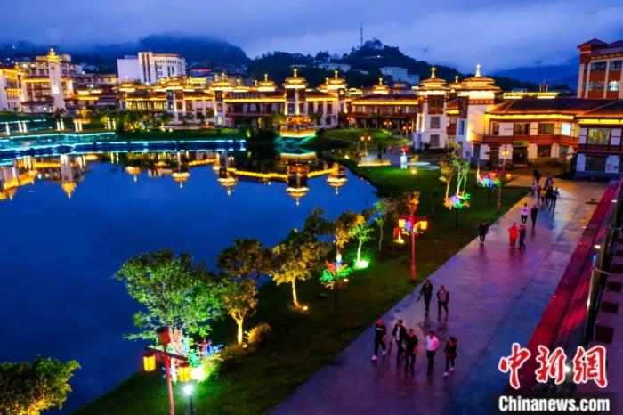 墨脫入夜，華燈初上，昔日“高原孤島”如今日漸繁華。