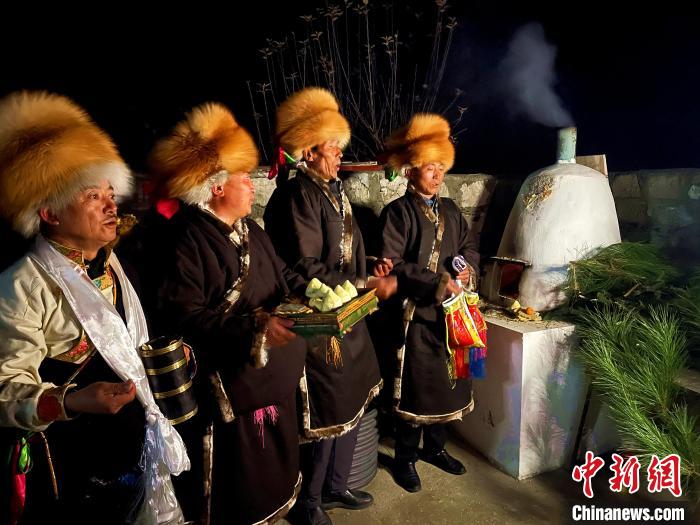 圖為除夕之夜進(jìn)行的驅(qū)鬼儀式。　冉文娟 攝