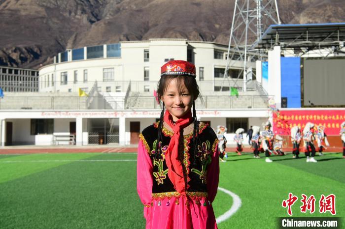 圖為加查縣安繞鎮(zhèn)小學(xué)回族學(xué)生馬萍。　貢嘎來松 攝