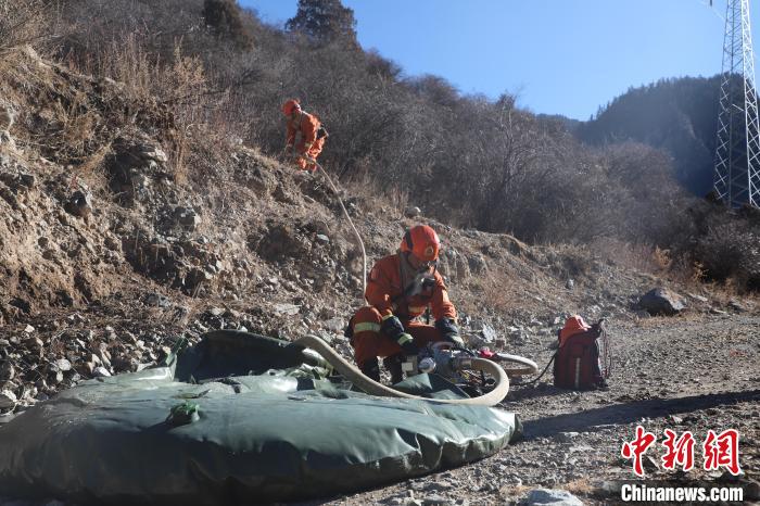 圖為參訓(xùn)消防指戰(zhàn)員架設(shè)蓄水池。　昌都市森林消防支隊(duì)江達(dá)縣中隊(duì) 攝