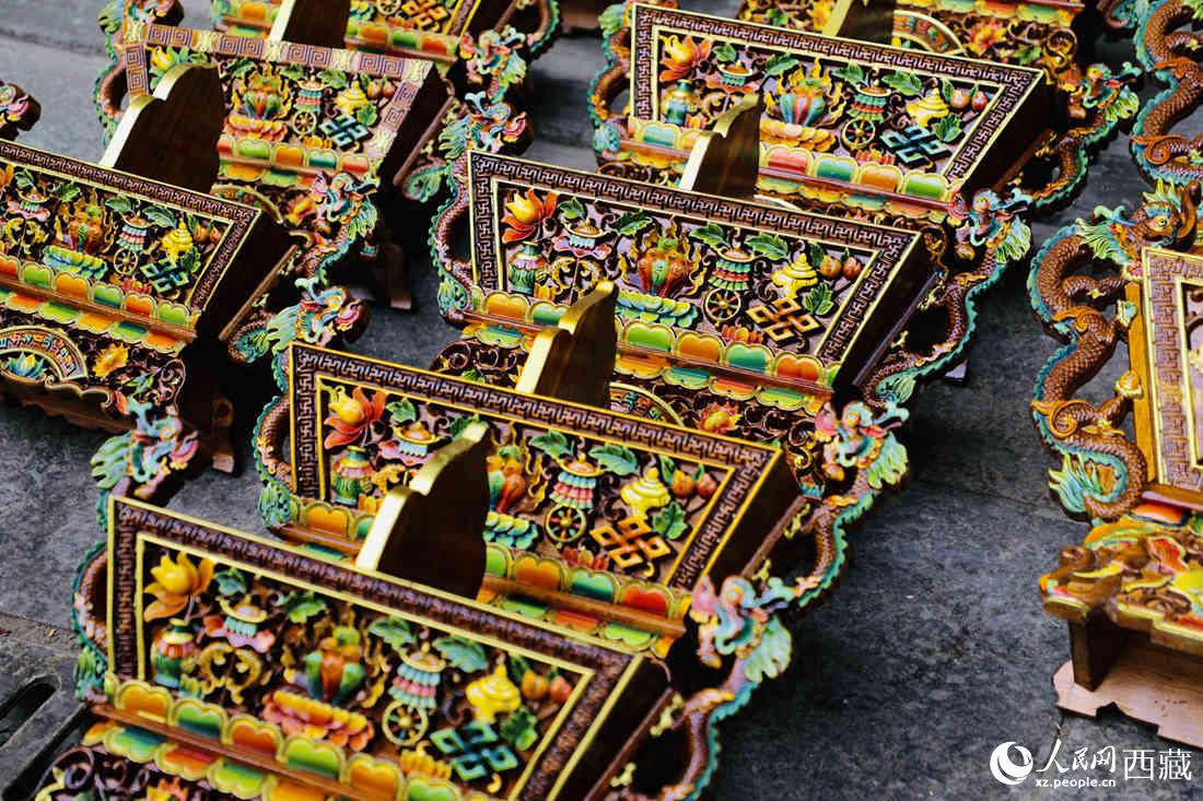 年貨市場上的切瑪盒。（切瑪盒是藏歷新年吉祥物，是在精制斗型木盒中用隔板分開，分別盛入炒麥粒和糌粑，插上“仔卓”，象征著人壽年豐、吉祥如意。）人民網(wǎng) 次仁羅布攝