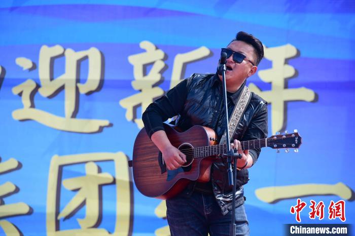 圖為文藝匯演現(xiàn)場。　貢嘎來松 攝