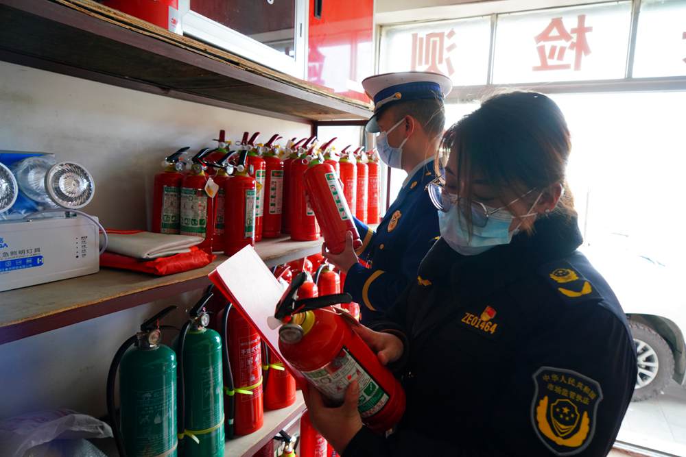 檢查消防器材。圖片由那曲消防提供