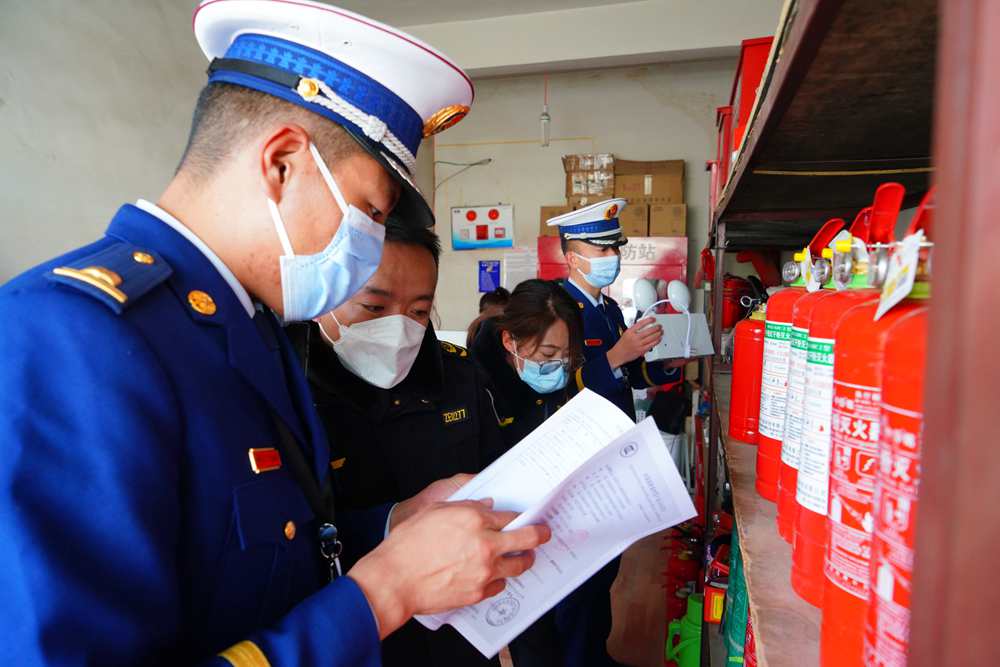 檢查消防器材。圖片由那曲消防提供