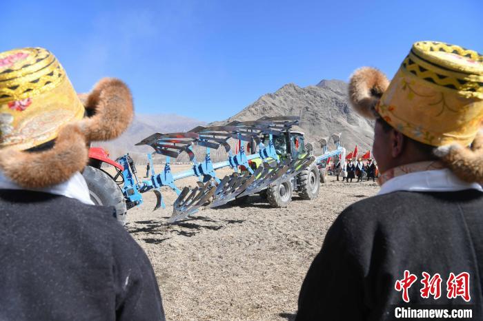 圖為拉薩市曲水縣茶巴朗村春耕儀式現(xiàn)場(chǎng)?！∝暩聛?lái)松 攝