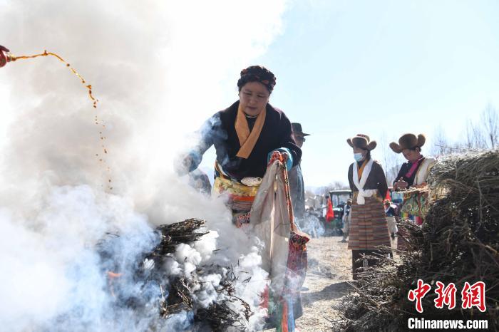 圖為拉薩市曲水縣茶巴朗村村民在春耕儀式前煨桑?！∝暩聛?lái)松 攝