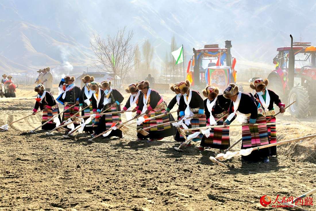 當(dāng)?shù)卮迕裆碇?jié)日盛裝，舉行春耕儀式。人民網(wǎng) 次仁羅布攝
