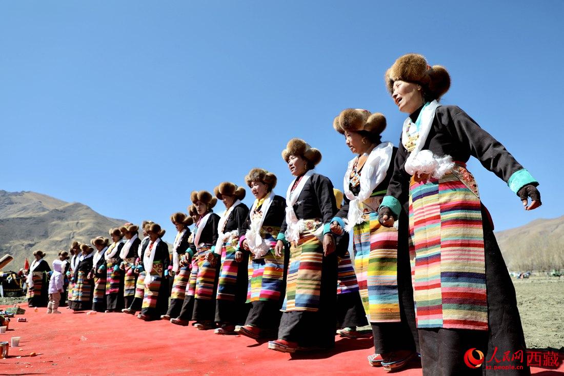 儀式結(jié)束后，農(nóng)田上仍洋溢著喜慶氣氛，村民們邊唱邊跳起了鍋莊舞。人民網(wǎng) 次仁羅布攝