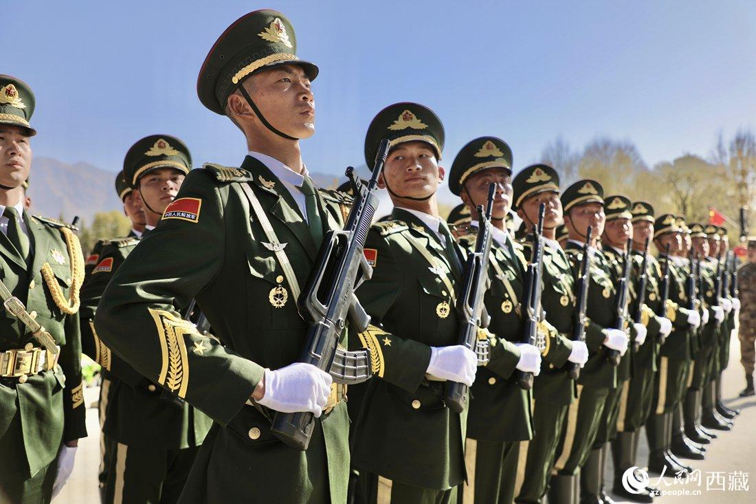 國旗護衛(wèi)隊隊員。人民網(wǎng)次仁羅布 攝