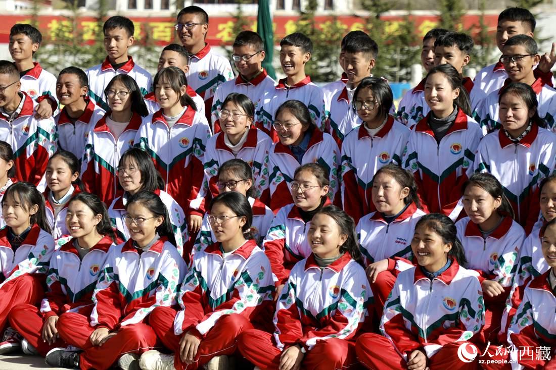 學(xué)生代表們合影留念。人民網(wǎng) 次仁羅布攝